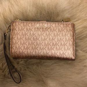 ⭐️Michael Kors rose gold wallet⭐️